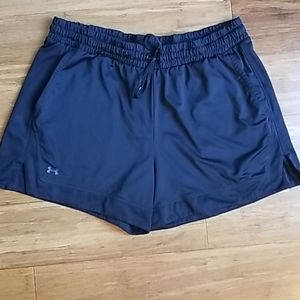 UA shorts w/deep pockets. (L)